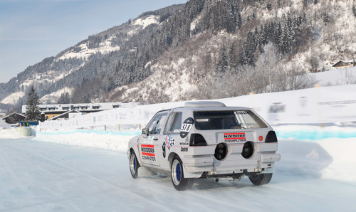 voiture rallye dans la neige