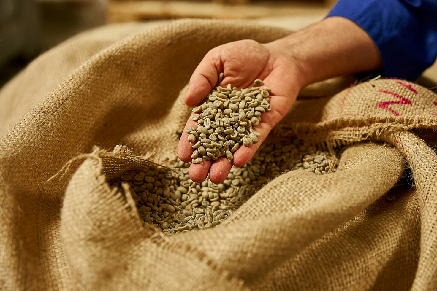 Innovation durable et partenaire régional : Volkswagen Group Innovation travaille sur la prochaine génération de matériaux écologiques pour les habitacles de véhicules. Et c’est le torréfacteur de café Heimbs de Brunswick qui fournit la matière première pour un nouveau type de cuir synthétique.