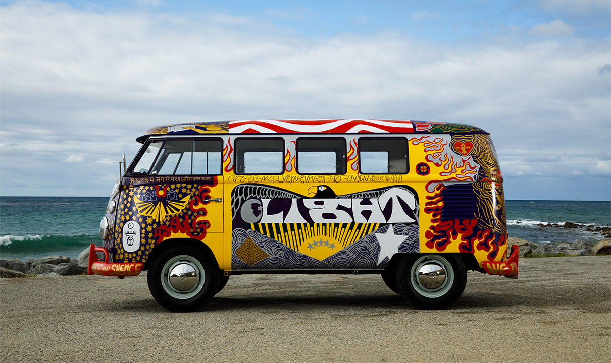 PEACE, LOVE AND VOLKSWAGEN : L’EMBLÉMATIQUE BUS « LIGHT » REPREND LA ROUTE
