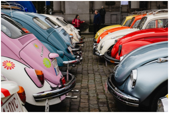 Cinq voitures en référence aux 60 ans du Belgian VW Club à la Love Bugs Parade